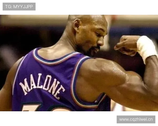 贾巴尔无球掩护拉开空间，改变对手内线防守结构